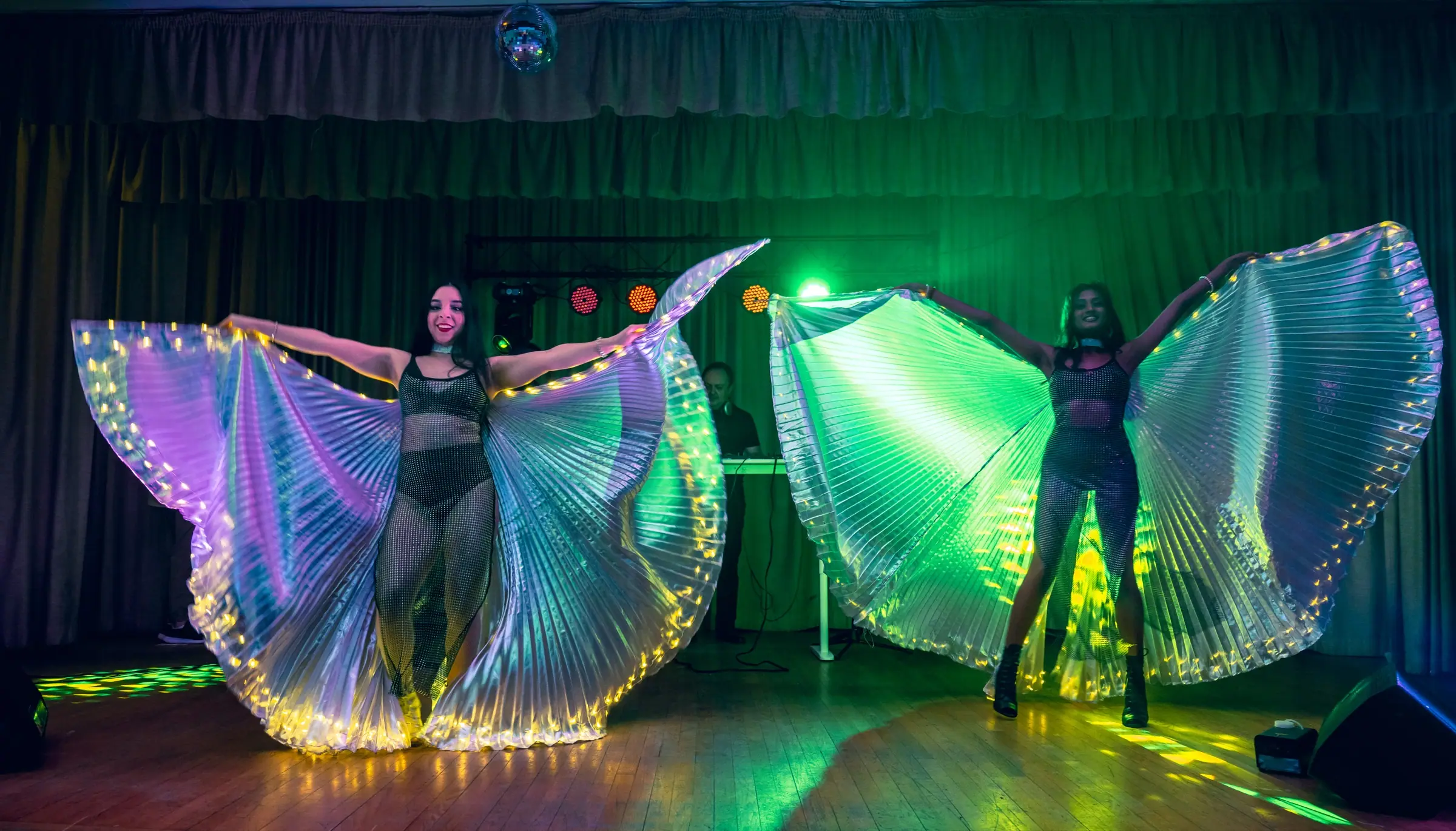 Light-wing dancers